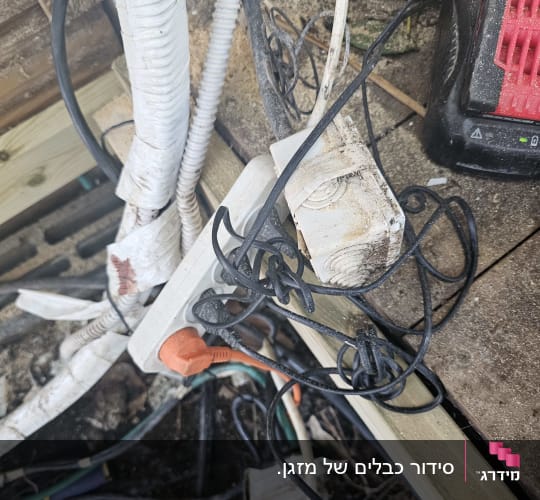 כבלים חשמליים ומחברים ליד צינור מיזוג אוויר
